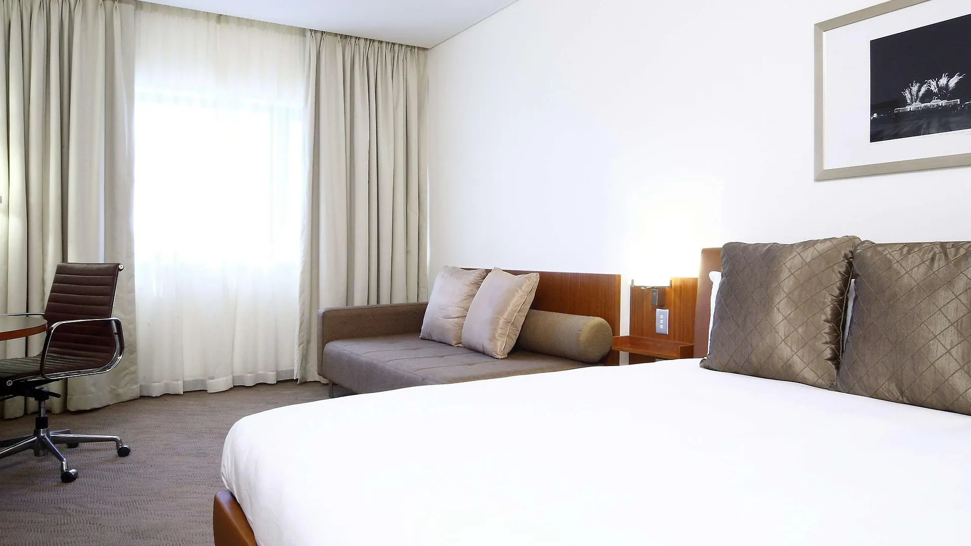 Novotel Canberra 4*,